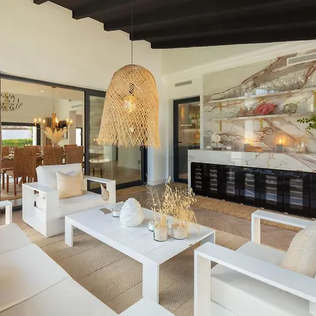Apartman Glossy White Exterior That Immediately Catches Your Eye Dubrovnik