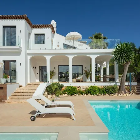 Glossy White Exterior That Immediately Catches Your Eye شقة دوبروفينك