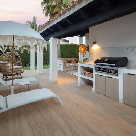 شقة Glossy White Exterior That Immediately Catches Your Eye دوبروفينك